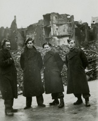 Project Stemmen uit het Verleden. Figuur 3. Vier miliciens tijdens hun legerdienst in 1945 (collectie Huis van Alijn)
