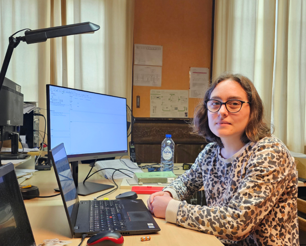 Amy achter haar laptop in het Documentatie- en Studiecentrum voor Familiegeschiedenis in Merksem