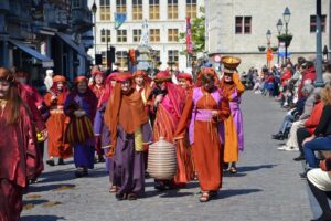 Optocht in Mechelen met gekleurde kostuums