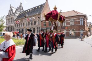 Optocht in Zoutleeuw voor de Sint-Leonardusprocessie