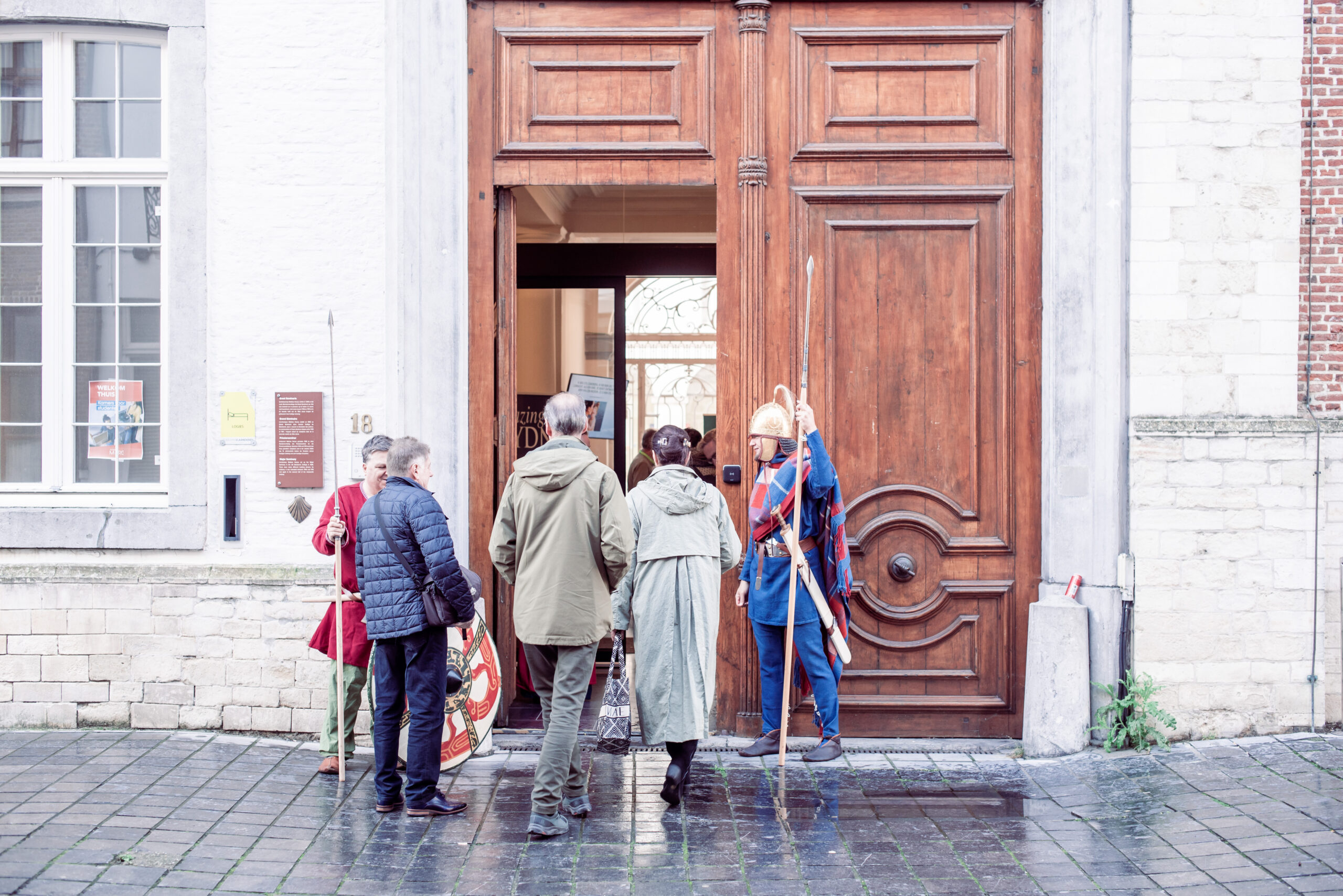 Mensen komen toe op het Histories Festival