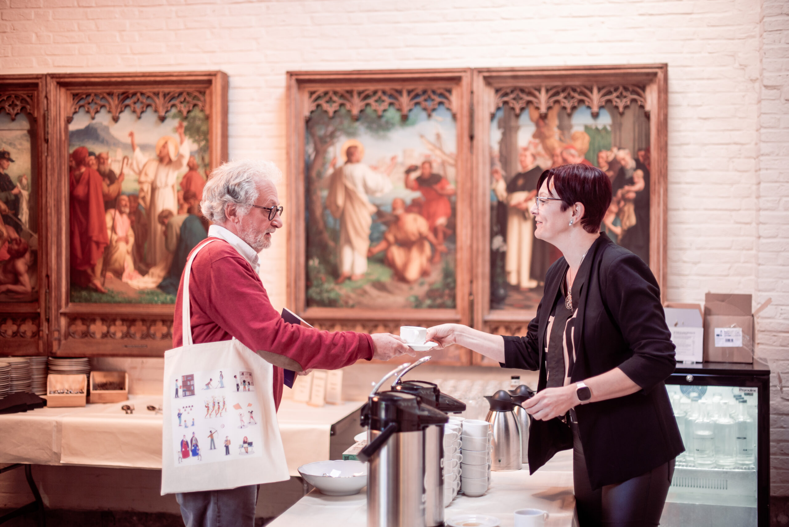 Man krijgt een koffie op het Histories Festival