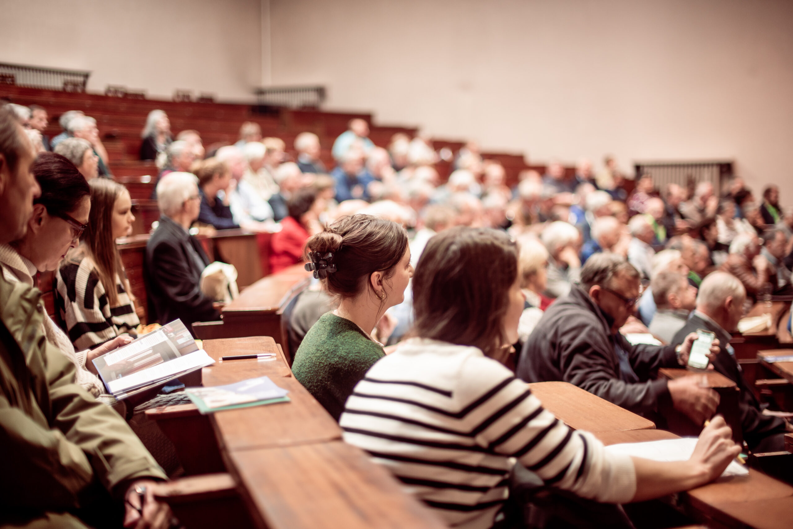 Deelnemers van het Histories Festival zitten in het auditorium