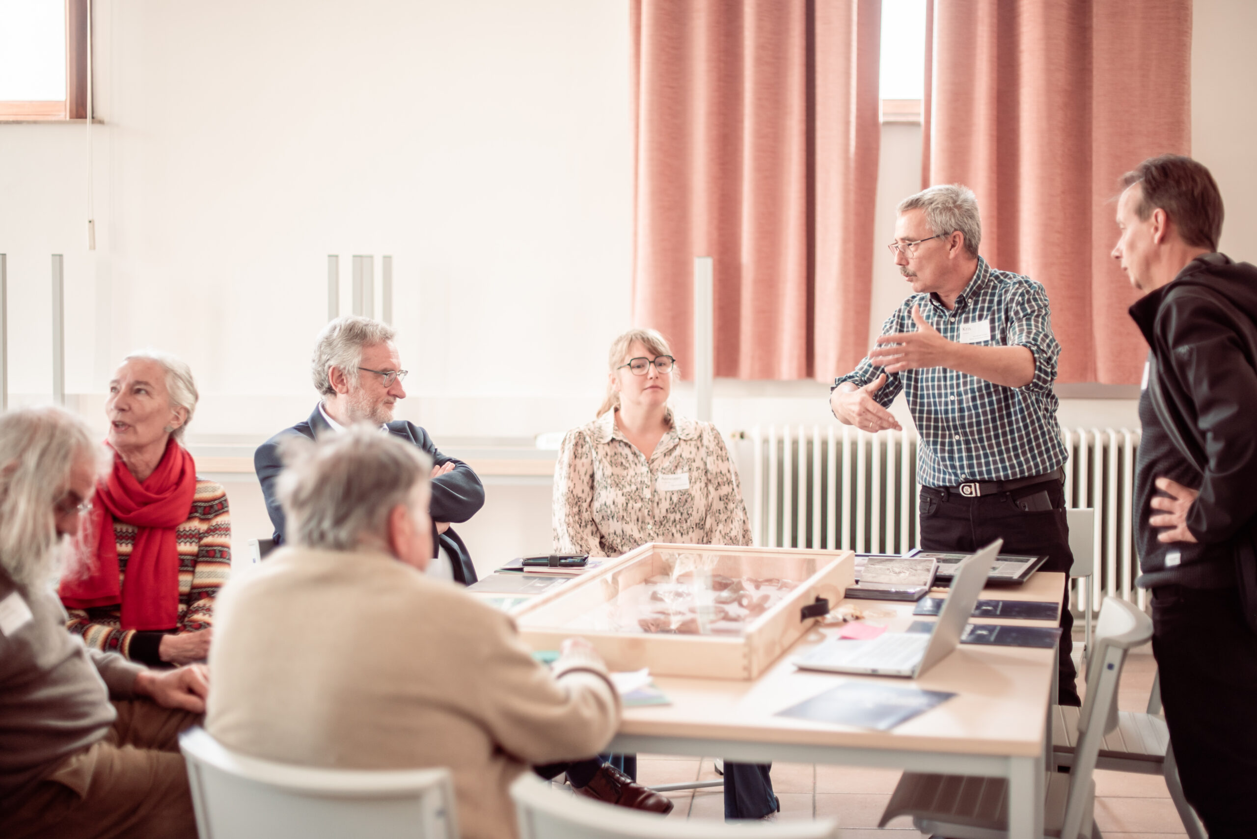 Een van de sprekers geeft uitleg op het Histories Festival