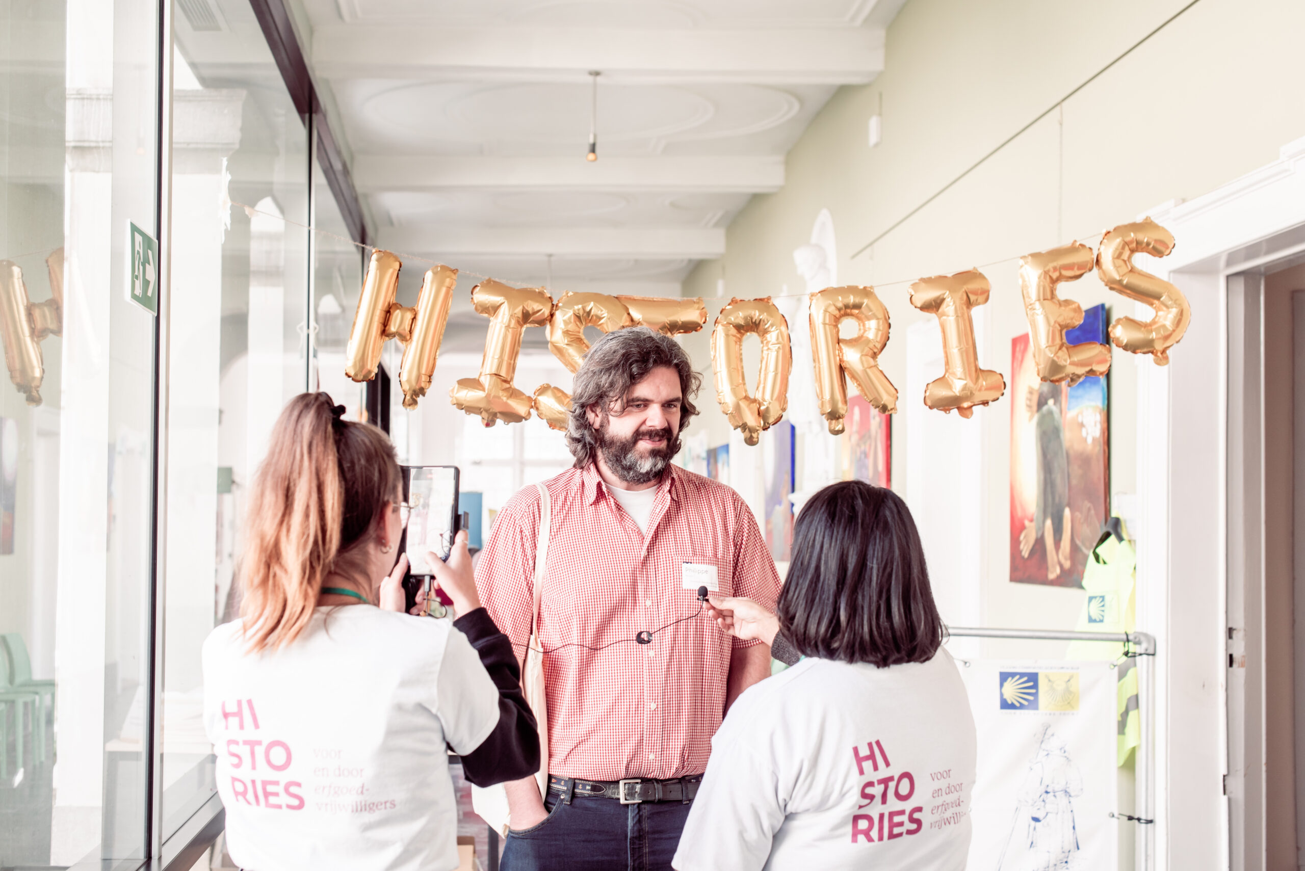 Man wordt geïnterviewd door twee Histories medewerkers op het Histories Festival