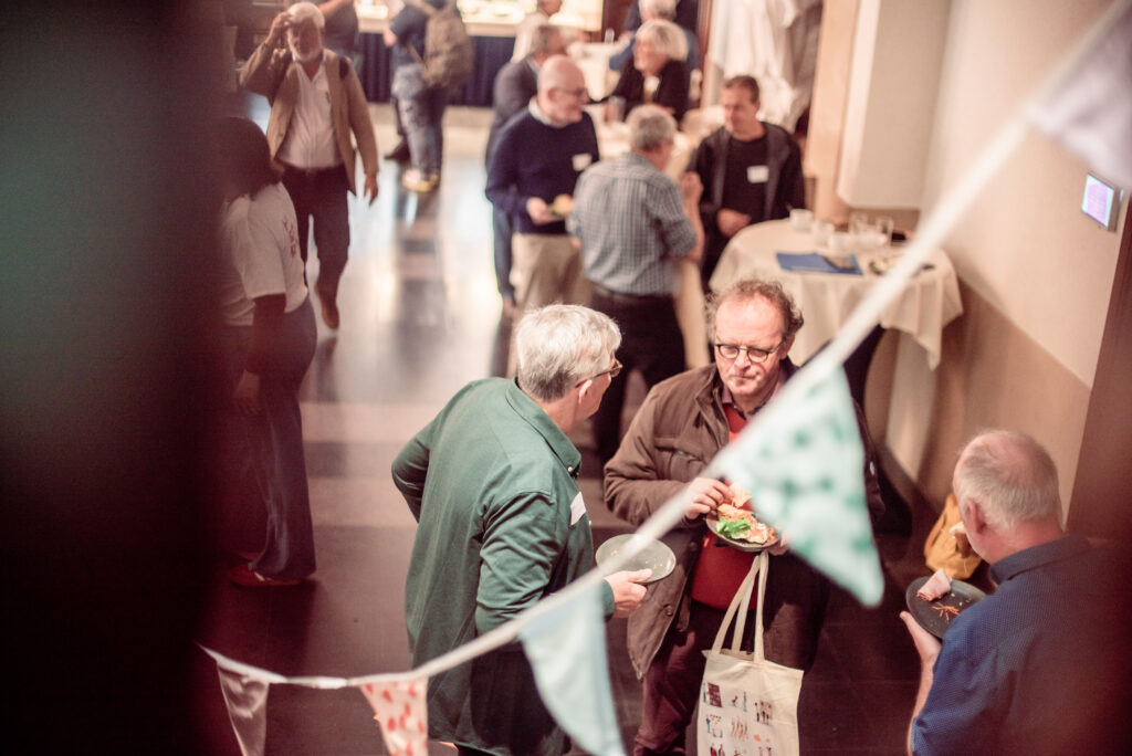 Babbelende mensen op het Histories Festival 2024