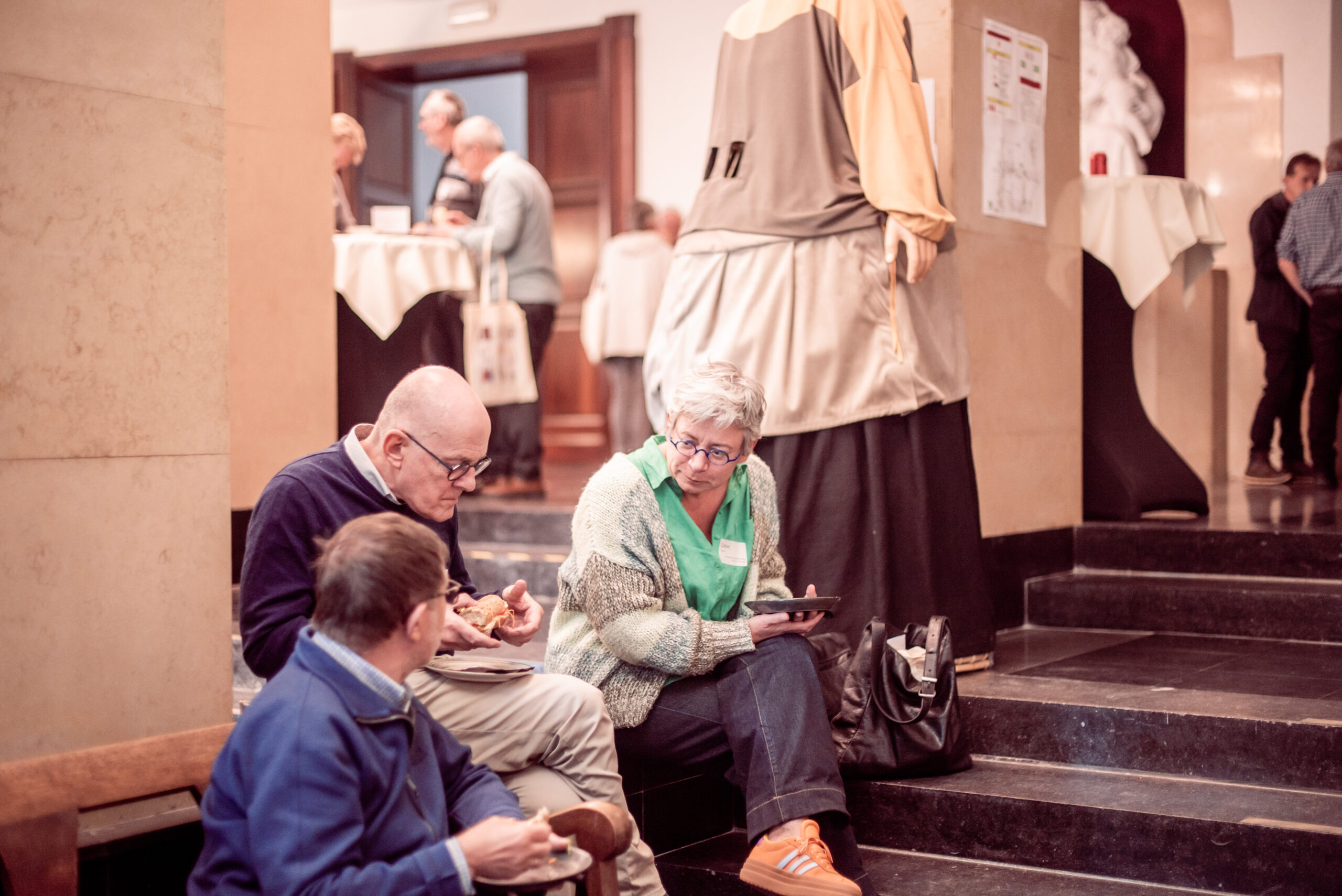 Drie mensen zitten op trappen op het Histories Festival