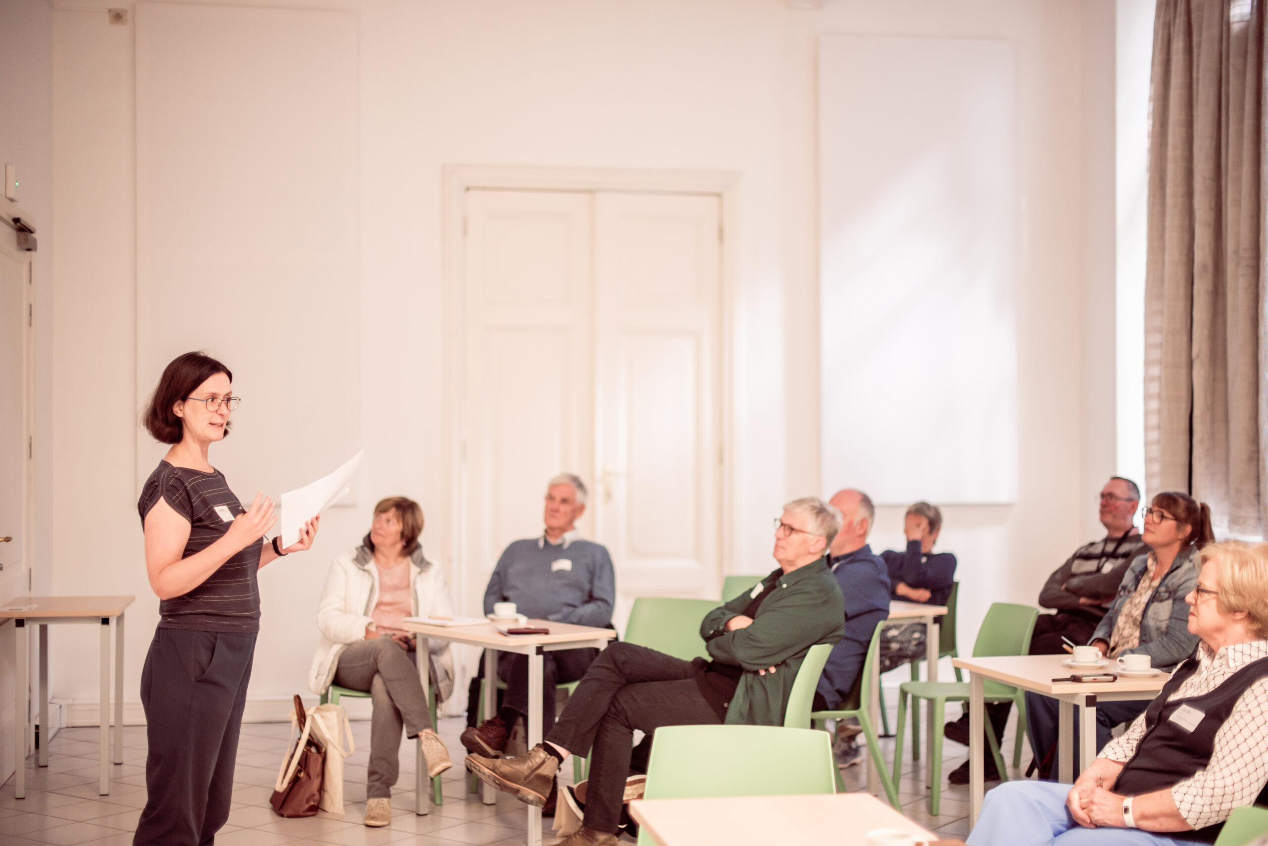 Vrouw presenteert tijdens een sessie op het Histories Festival