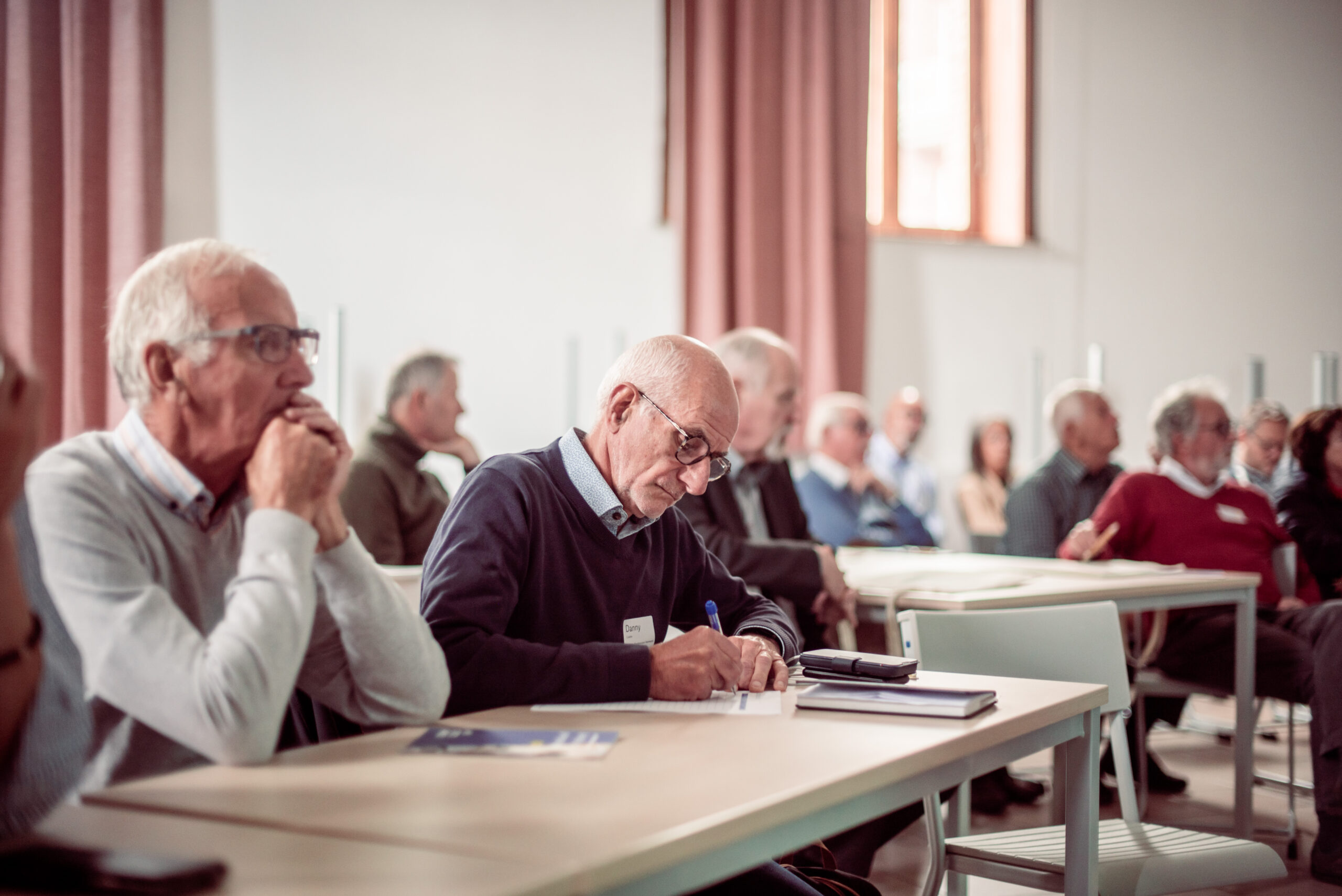 Man noteert tijdens een sessie op het Histories Festival