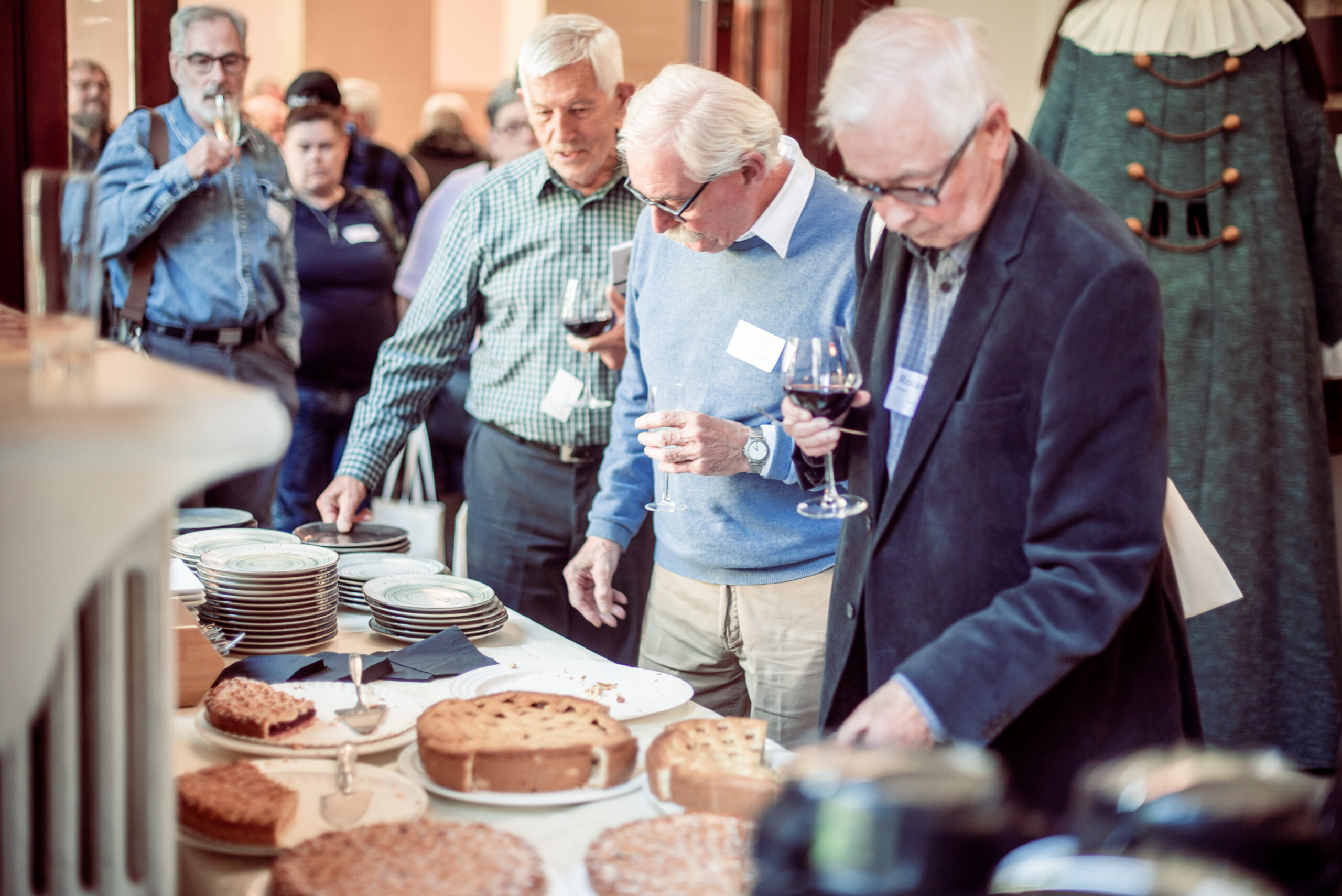 Mensen schuiven aan bij het taartenbuffet op het Histories Festival