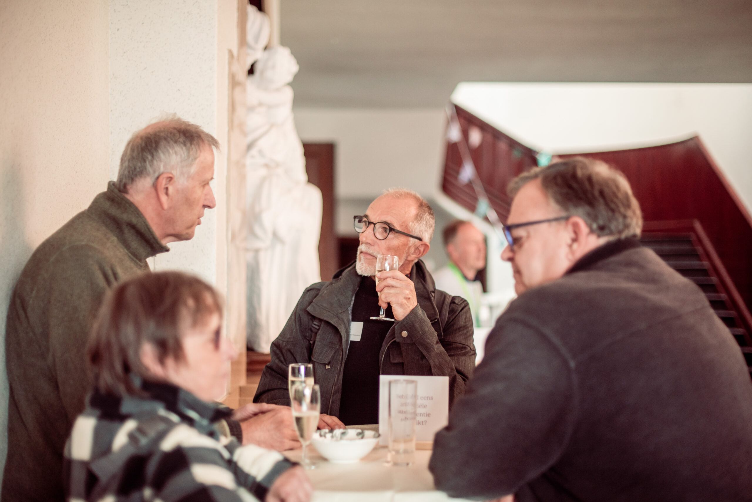 Mensen praten na tijdens de receptie op het Histories Festival