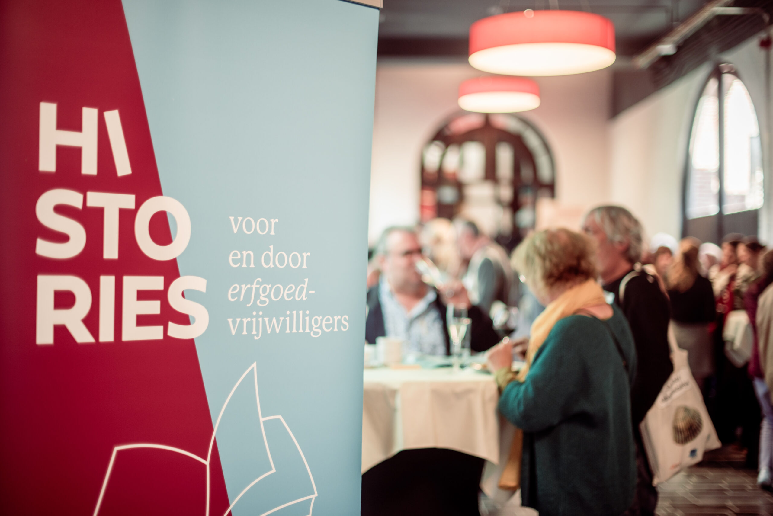 Mensen praten na tijdens de receptie op het Histories Festival