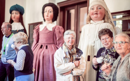 Vrouwen glimlachen en poseren voor de foto voor de Reuskens van Mechelen