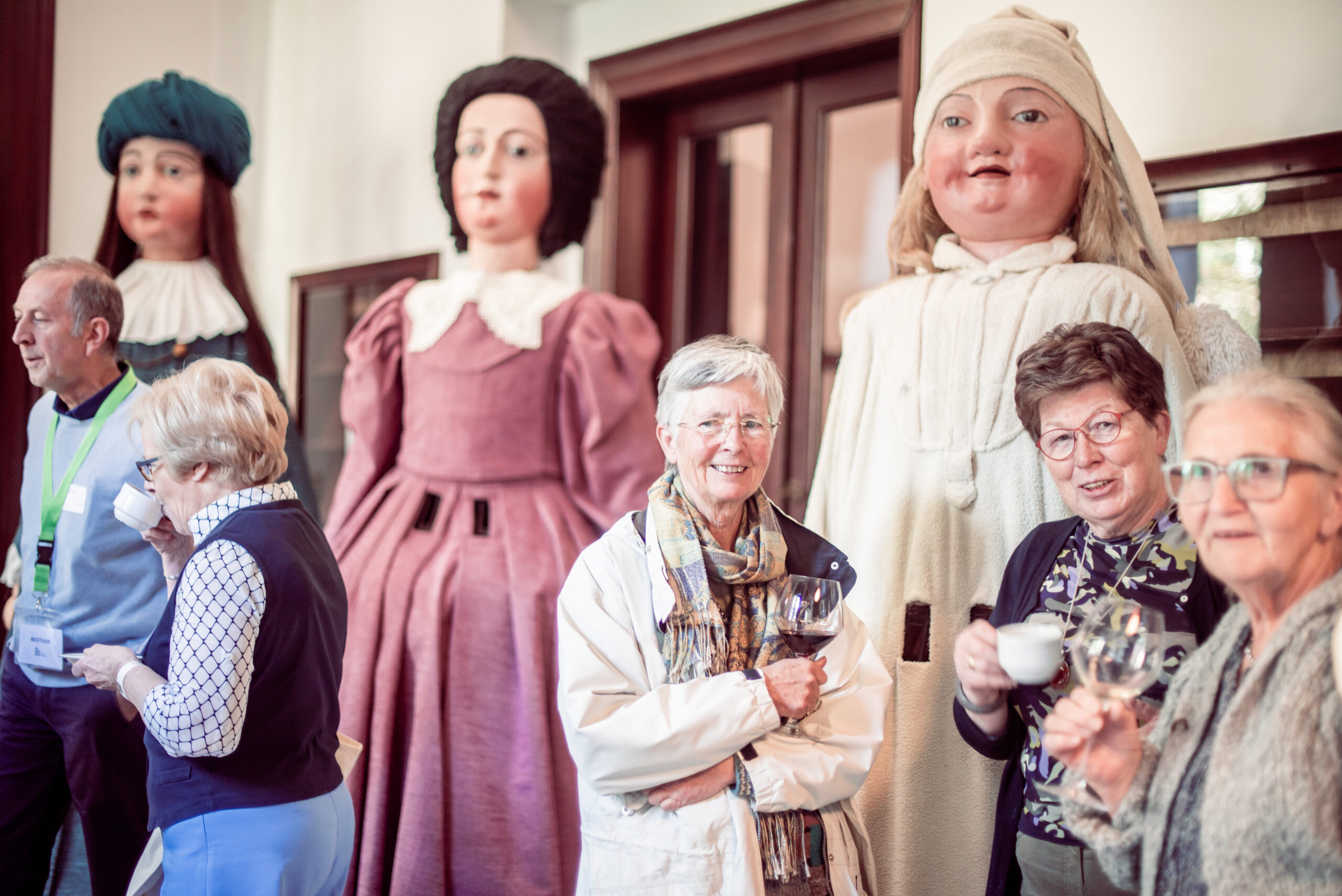 Vrouwen glimlachen en poseren voor de foto voor de Reuskens van Mechelen