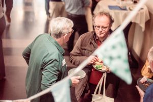 Mannen aan het babbelen op het Histories Festival - Vlaggen op de voorgrond