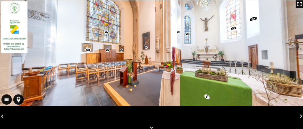 Zicht op het interieur van een kerk met een altaar en stoelen in de zijbeuk