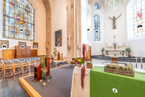 Een groen altaar in een kerk, met zicht op de zijbeuk