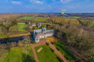 Zicht op een kasteel in een groen landschap uit een virtuele omgeving