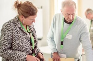 Een man en een vrouw die aan het brainstormen zijn