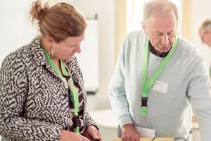 Een man en een vrouw die aan het brainstormen zijn