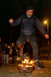 Man springt over het vuur tijdens een Nouroz-viering 