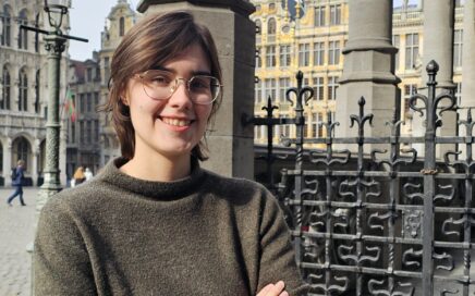 Portret van BIS-medewerker Kirsten Defresne op de grote markt in Brussel.