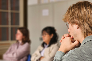 BIS stagiair bij Histories die aandachtig luistert naar een uiteenzetting