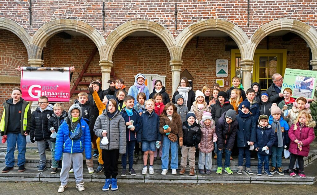 Gosjdieëlers staan lachend op de foto.