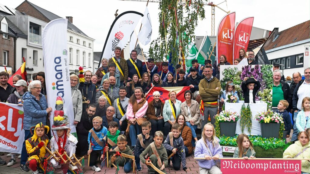 De vrijwilligers van ErGoed, het stadsbestuur van Pajottegem en andere deelnemende vereniging poseren breed glimlachend op de foto na de Meiboomplanting in 2025