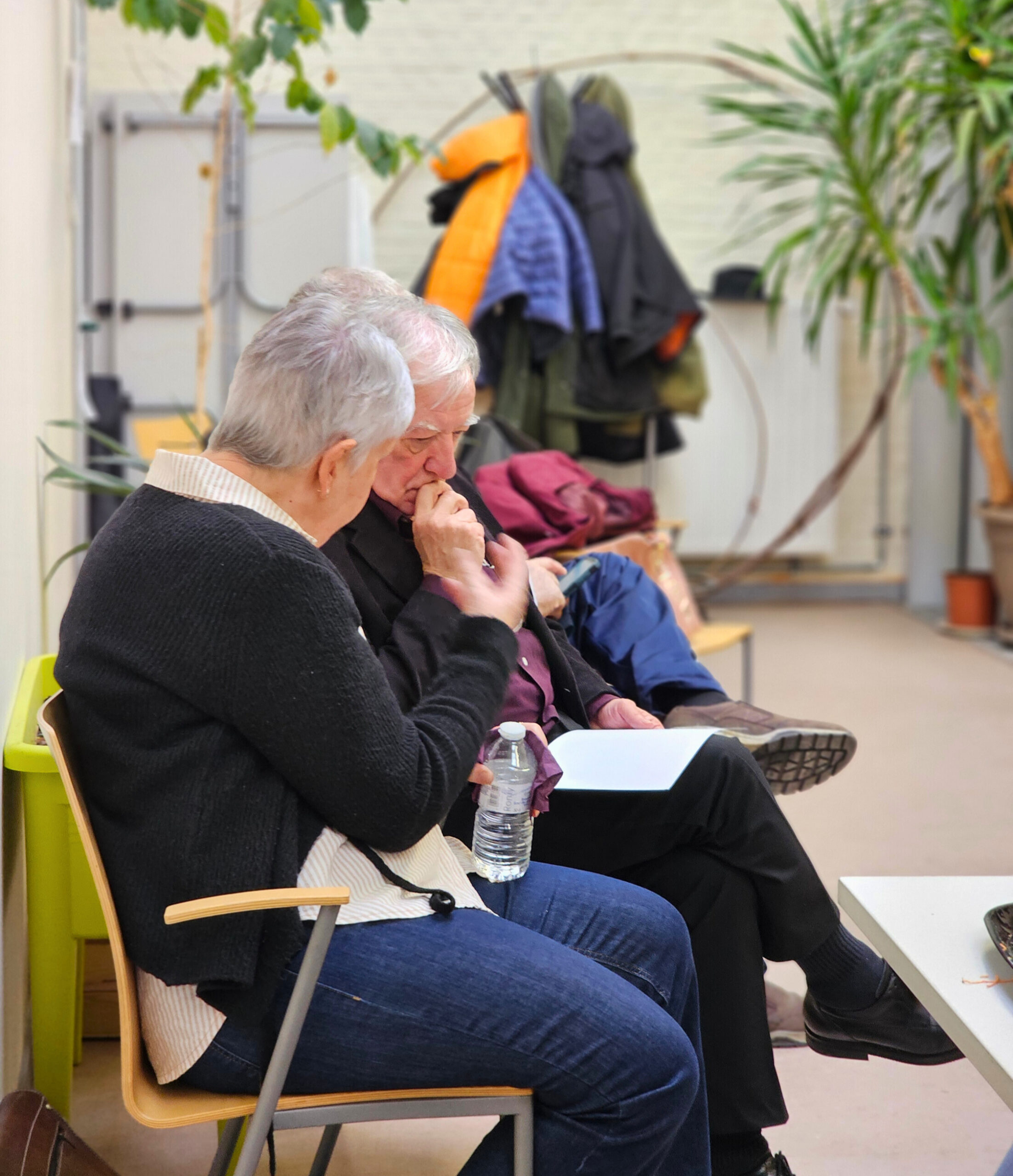 Archeologe Rica Annaert in gesprek met een deelnemer tijdens de studiedag metaaldetectie en de Merovingische periode.