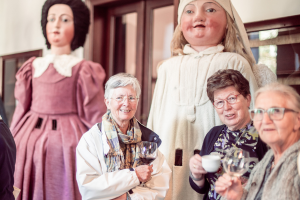 Vrouwen glimlachen en poseren voor de foto voor de Reuskens van Mechelen