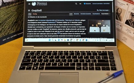 De Gosjdieël Wikipediapagina staat open op een computer. Op de achtergrond liggen erfgoedtijdschriften