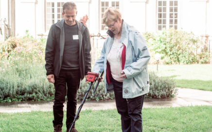 Een vrouw op zoek met een metaaldetector. Metaaldetectorist Mario helpt haar op weg.