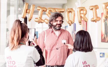 Twee medewerkers van Histories interviewen een erfgoedvrijwilliger op het Histories Festival 2024