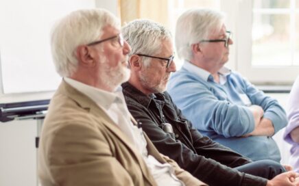 Drie mannen op een rijtje tijdens het Histories Festival. Ze luisteren geboeid.