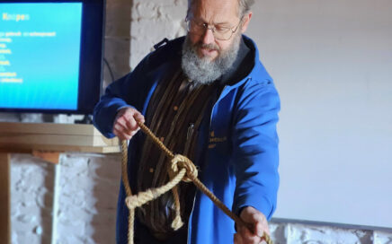 Erik van het Viking Genootschap toont hoe Vikingen vroeger knopen legden.
