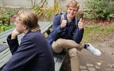 Blonde jongeman steekt zijn twee duimen op