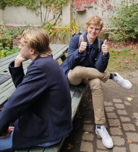 Blonde jongeman steekt zijn twee duimen op
