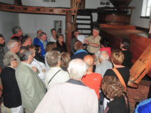Een groep bezoekers luistert naar de uitleg van Erik Van Hemelrijck, eigenaar van de Oyenbrugmolen.
