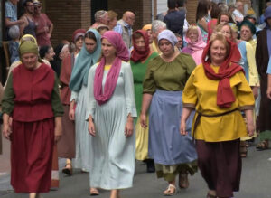 Dames lopen verkleed mee in de Godelieveprocessie Gistel