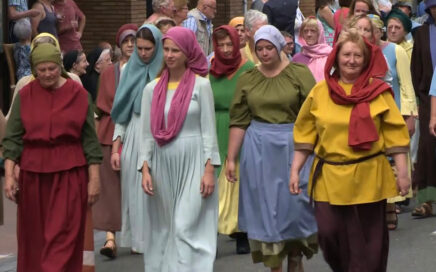 Dames lopen verkleed mee in de Godelieveprocessie Gistel