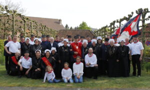 Vrijwilligers van de Sint-Jorisgilde Meer poseren voor een groepsfoto