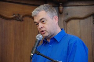 Johnny Van Bogaert die spreekt in een microfoon