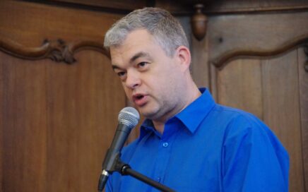 Johnny Van Bogaert die spreekt in een microfoon