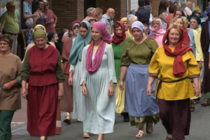 Dames lopen verkleed mee in de Godelieveprocessie Gistel