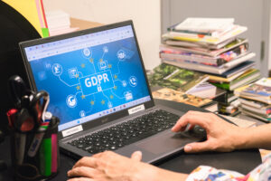 Vrouw zit achter computer. Op het scherm staat er GDPR.