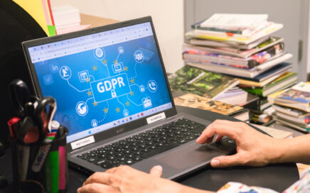 Vrouw zit achter computer. Op het scherm staat er GDPR.