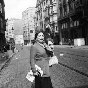Zwart-wit foto van vrouw in Brussel met het hoofd van Hitler in de hand